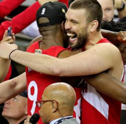 Los Raptors podrían tener que decidirse si renovar a Ibaka o a Marc Gasol