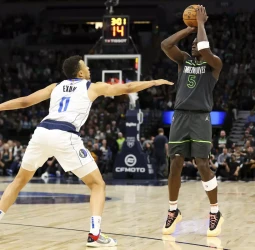 Edwards se luce ante unos Mavericks huerfano de sus estrellas
