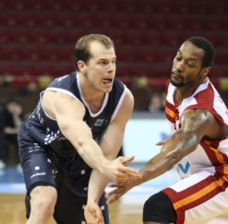 El Lokomotiv se interesa por Michael Roll