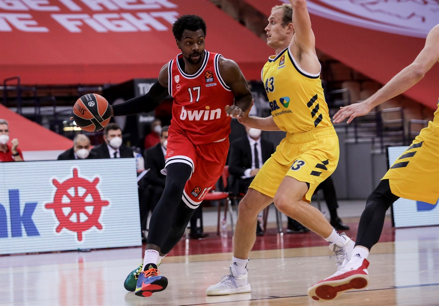 El tercer cuarto marca la diferencia en favor del Olympiacos ante el ALBA (75-71)