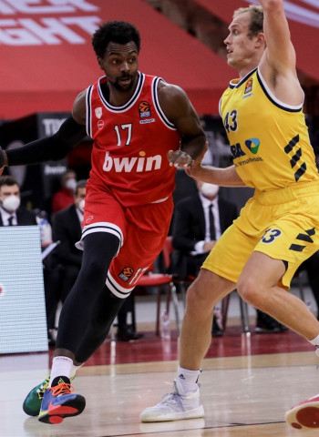 El tercer cuarto marca la diferencia en favor del Olympiacos ante el ALBA (75-71)