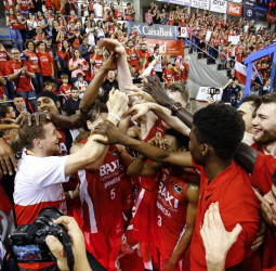 Fiesta final en el Nou Congost y 12a victoria del BAXI Manresa (105-75)