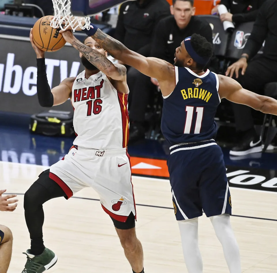 Los Heat se manejan mejor en la alta tensión (111-108) [1-1]