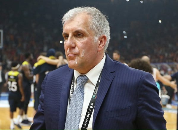Un fan del Galatasaray escupe de lleno a Zeljko Obradovic