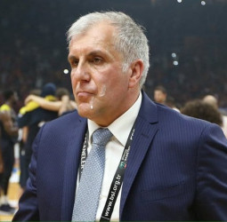 Un fan del Galatasaray escupe de lleno a Zeljko Obradovic