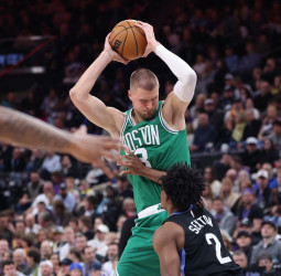 Los Celtics arrollan en Utah, 121-99