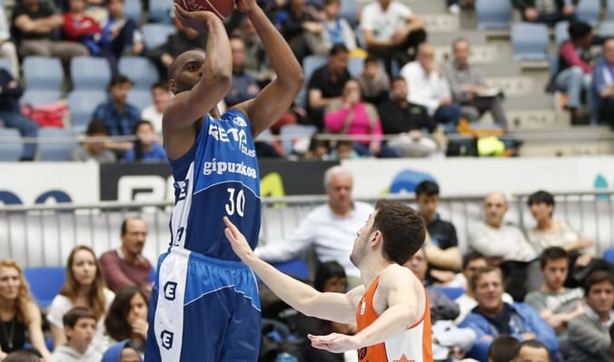 Los valencianos se llevan la victoria en Illunbe a golpe de triple (79-121)
