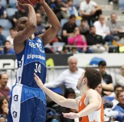 Los valencianos se llevan la victoria en Illunbe a golpe de triple (79-121)