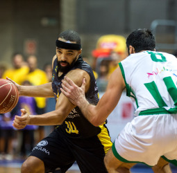 Davin White sigue de dulce (28 puntos y 38 de valoracion) para doblegar al Betis Energía Plus (96-74)