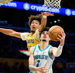Los Lakers se dejan sorprender ante los Hornets, 100-97