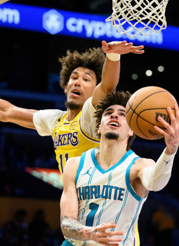 Los Lakers se dejan sorprender ante los Hornets, 100-97