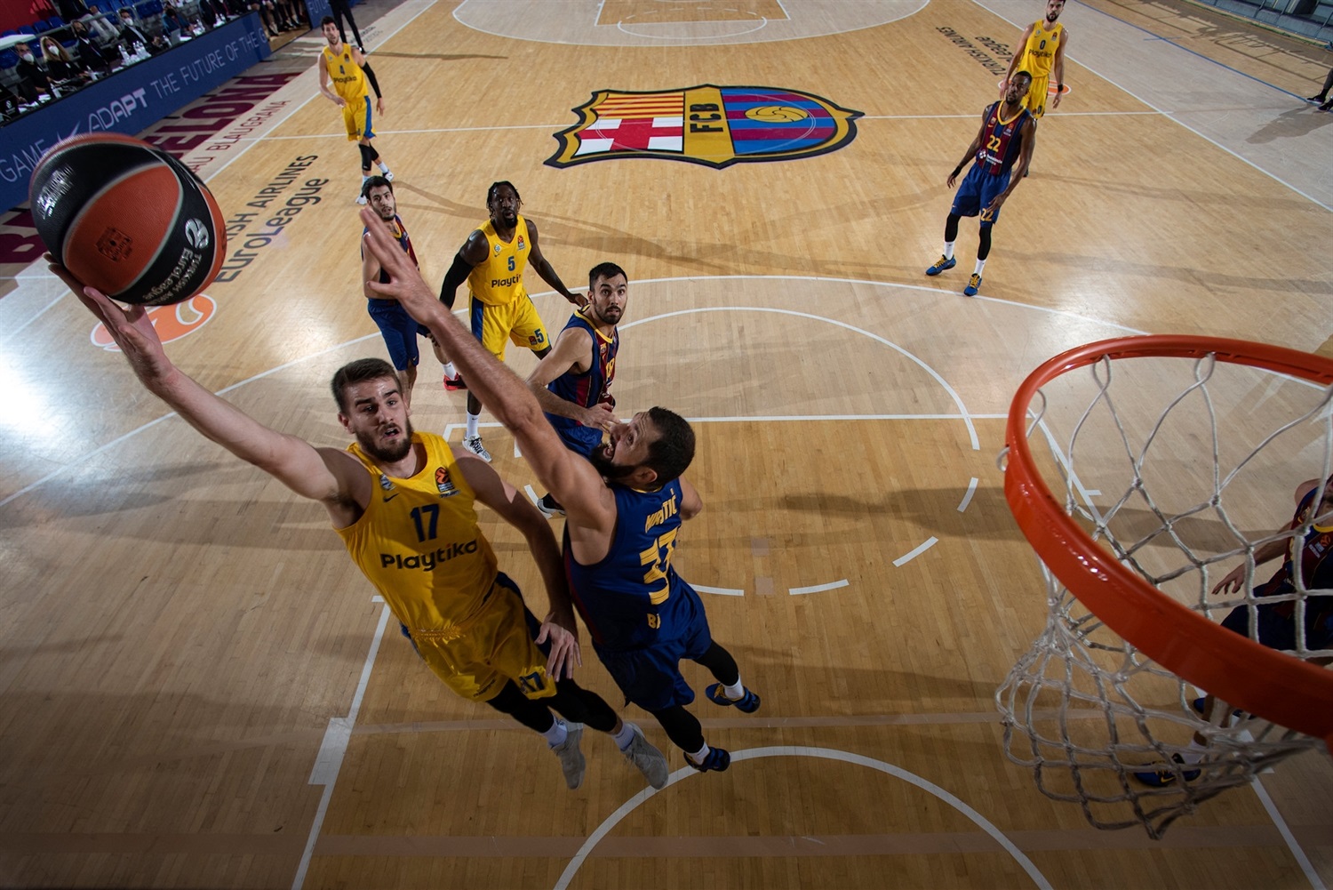 El Maccabi conquista el Palau blaugrana (67-68)