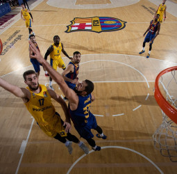 El Maccabi conquista el Palau blaugrana (67-68)