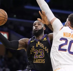 LeBron y los Lakers estarán en la final four de Las Vegas, 103-106