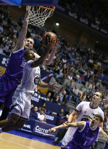 Monbus Obradoiro confirma su vocación de más ritmo ofensivo y arrasa a Zunder Palencia (84-64)