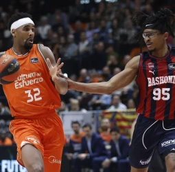 Valencia da un cambio de imagen y gana el diferencial directo a Baskonia (111-101)