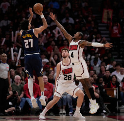 Murray da un golpe de autoridad y los Nuggets frenan a los Rockets, 116-111