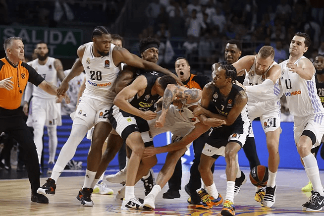 El bochorno se instala en el WiZink Center (80-95) [0-2]