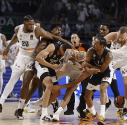 El bochorno se instala en el WiZink Center (80-95) [0-2]