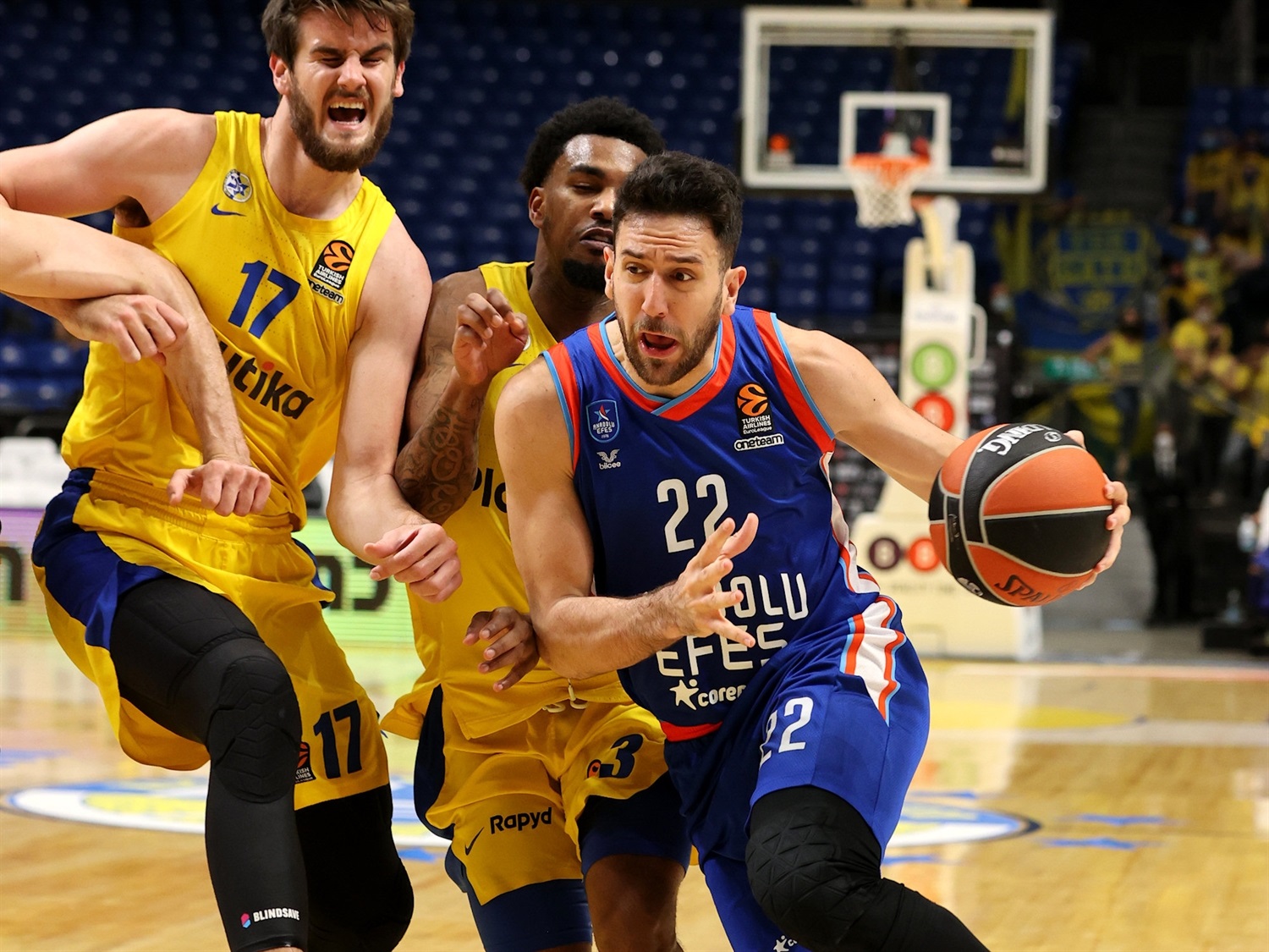 El Anadolu Efes derrota de forma clara al Maccabi y logra su octava victoria consecutiva (66-90)