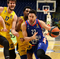 El Anadolu Efes derrota de forma clara al Maccabi y logra su octava victoria consecutiva (66-90)