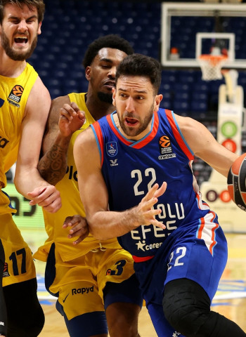 El Anadolu Efes derrota de forma clara al Maccabi y logra su octava victoria consecutiva (66-90)