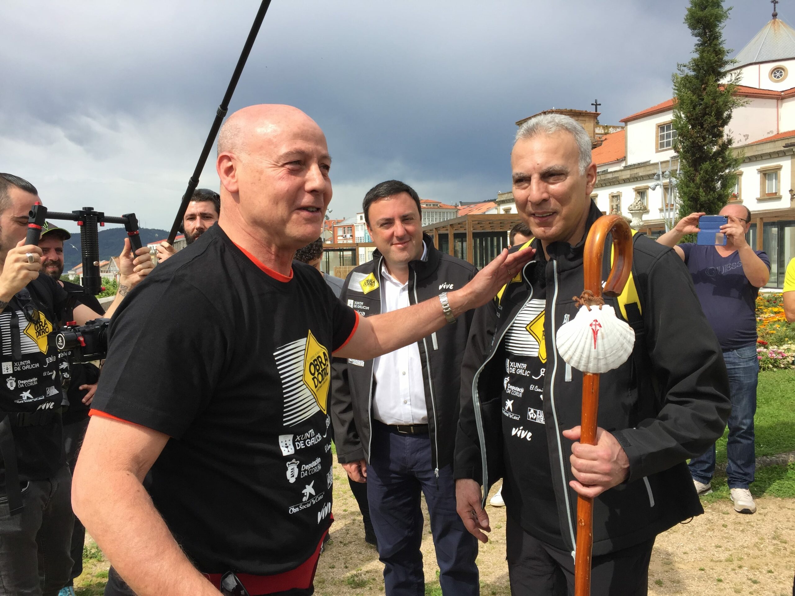 Nikos Galis, acompañado de su familia y de Juan Antonio Corbalán, completa la primera etapa del Camino Inglés