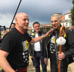 Nikos Galis, acompañado de su familia y de Juan Antonio Corbalán, completa la primera etapa del Camino Inglés