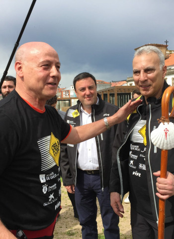 Nikos Galis, acompañado de su familia y de Juan Antonio Corbalán, completa la primera etapa del Camino Inglés