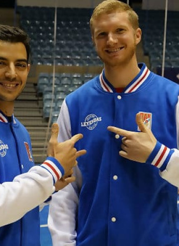 Monbus Obradoiro y Tiro Libre Scq presentan la chaqueta de las Leyendas