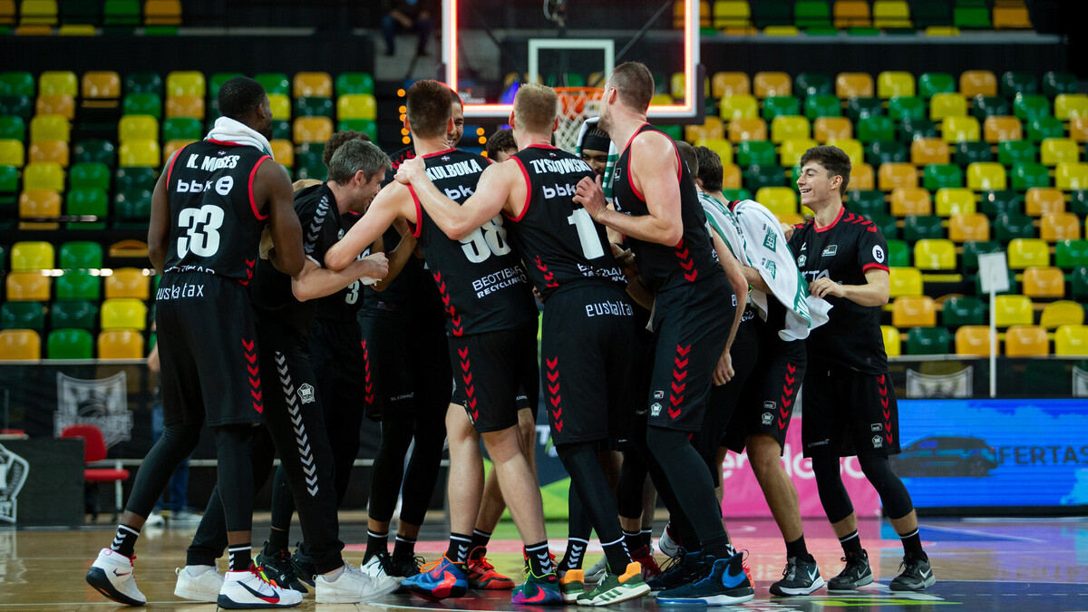 El Bilbao se estrena a costa del Obradoiro (99-81)