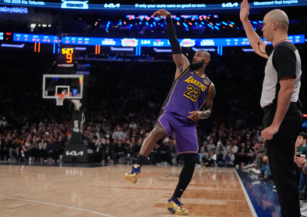 LeBron James se exhibe en el Madison Square Garden, 128-112