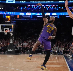 LeBron James se exhibe en el Madison Square Garden, 128-112