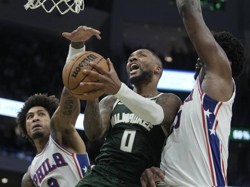 Lillard impacta en su debut con la camiseta de los Bucks, 117-118