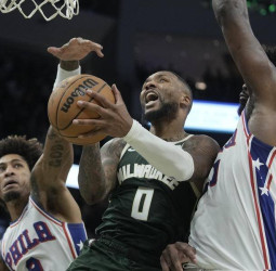Lillard impacta en su debut con la camiseta de los Bucks, 117-118