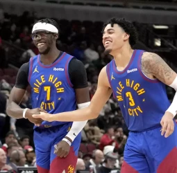 Los Nuggets vencen pese a la expulsión de Jokic