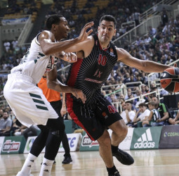 Dos tiros libres de Moraschini silencian el OAKA (78-79)