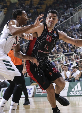 Dos tiros libres de Moraschini silencian el OAKA (78-79)
