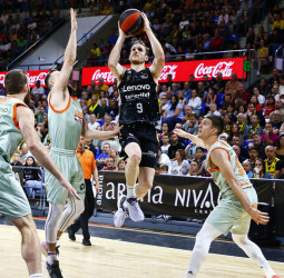 El Lenovo Tenerife tumba al líder en un final de locura (83-81)