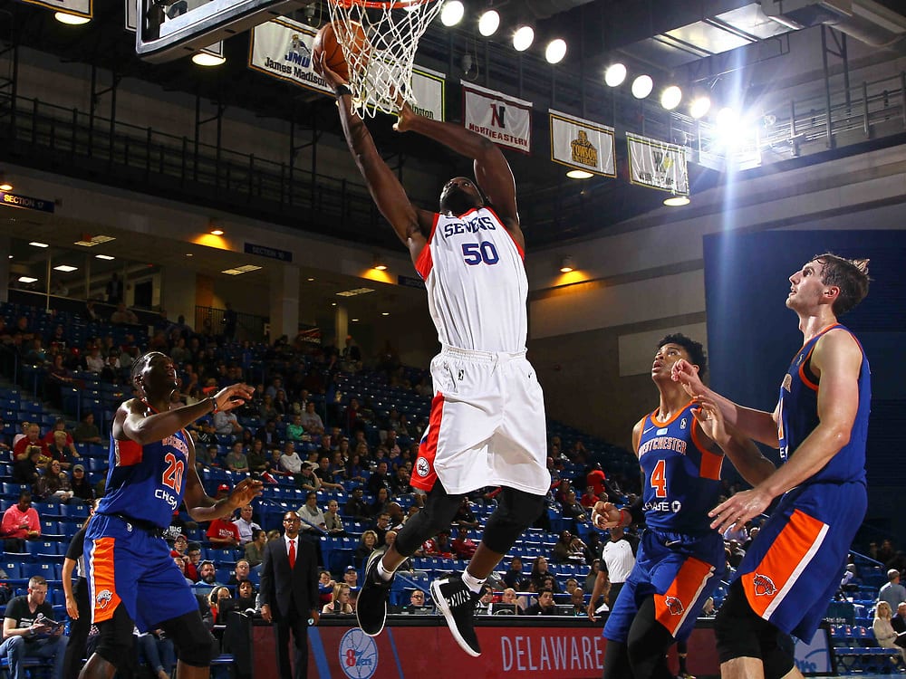 Emeka Okafor firma con los New Orleans Pelicans