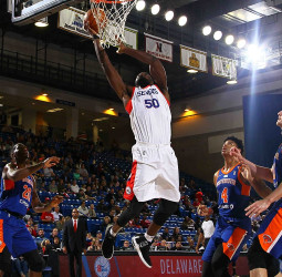 Emeka Okafor firma con los New Orleans Pelicans