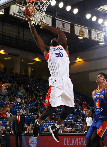 Emeka Okafor firma con los New Orleans Pelicans