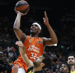 El Valencia no pierde de vista la cuarta plaza, 98-73