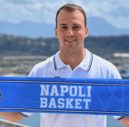 Kevin Pangos aterriza en Nápoles