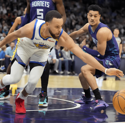 Curry lidera, y los Warriors se imponen en Charlotte con autoridad, 119-101