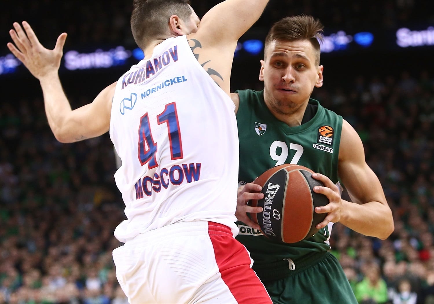 Daniel Hackett marca la diferencia en un duro partido ante el Zalgiris Kaunas (79-84)