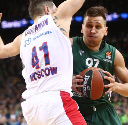 Daniel Hackett marca la diferencia en un duro partido ante el Zalgiris Kaunas (79-84)