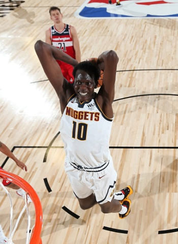 Bol Bol, dos años más en los Denver Nuggets