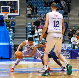 Davison y Barcello se vuelven infalibles y despegan al Obra en la segunda parte ante un combativo Hestia Menorca (83-67)