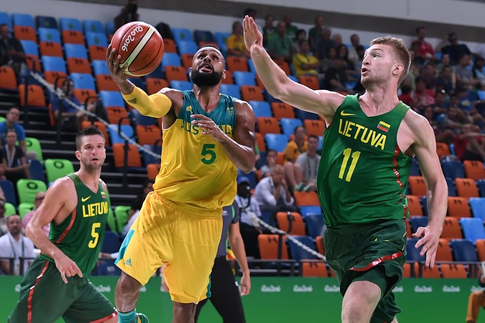 Australia, primer semifinalista tras arrasar a Lituania (90-64)